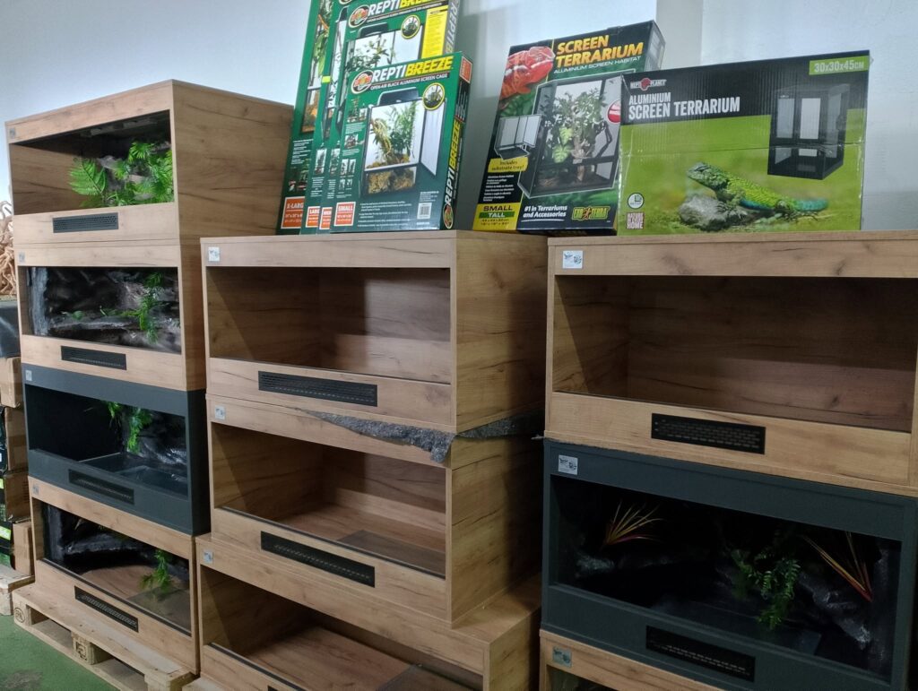 Terraria i akcesoria terrarystyczne w magazynie GadziLandia