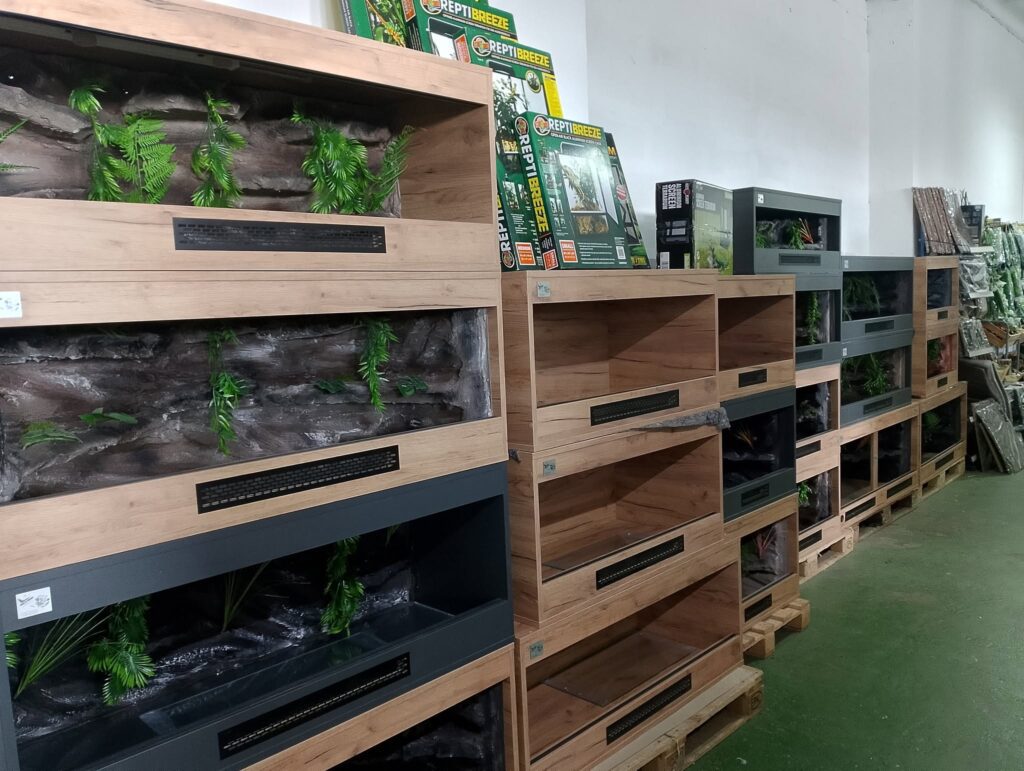 Gotowe terraria ustawione na paletach w warsztacie