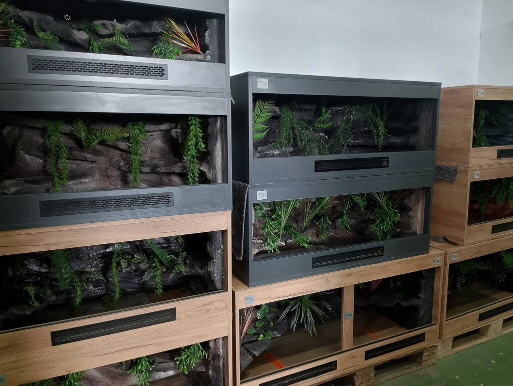 Terraria z własnej produkcji ustawione w hali w Paszowicach